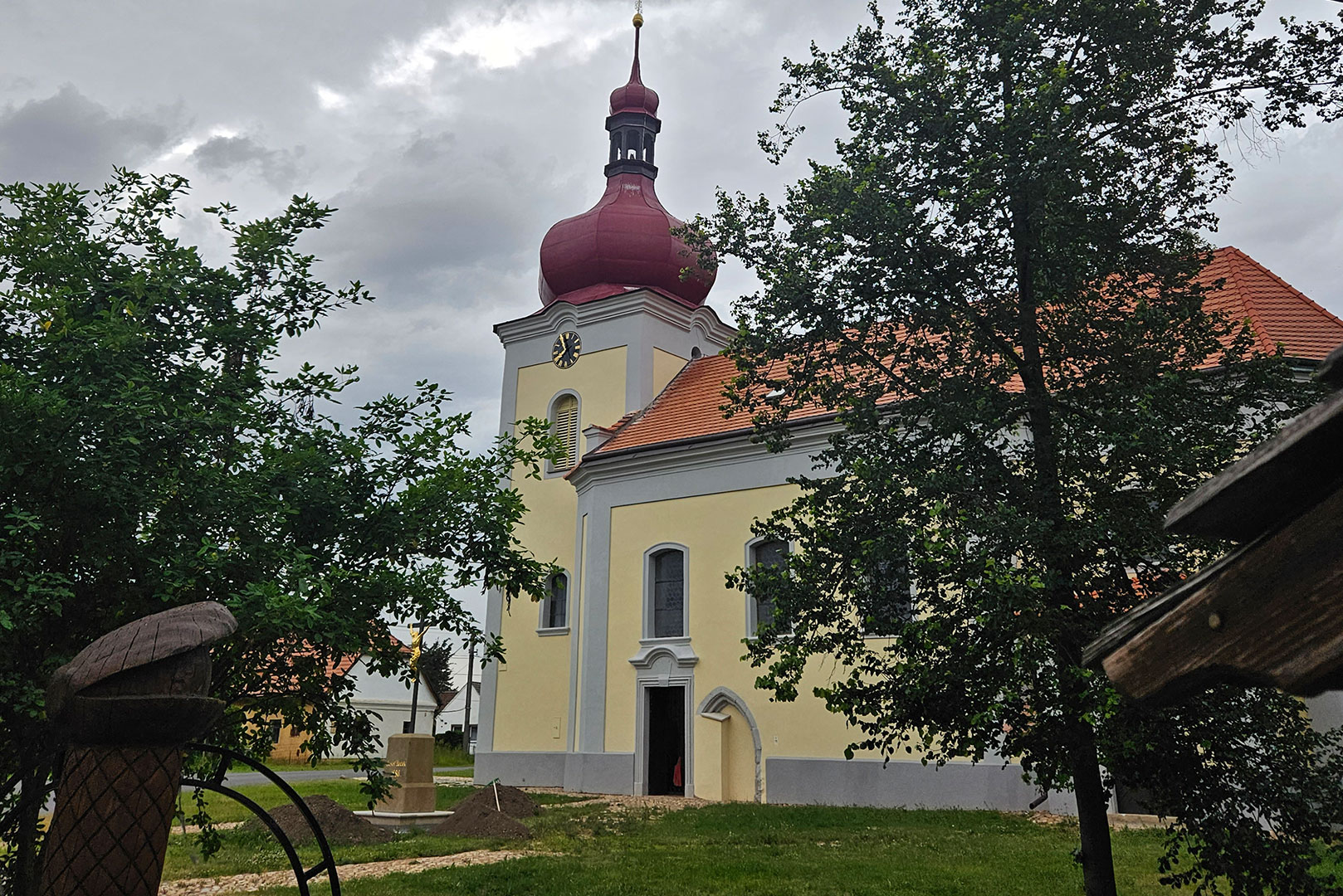 Kostel Nanebevzetí Panny Marie, Zvíkovec