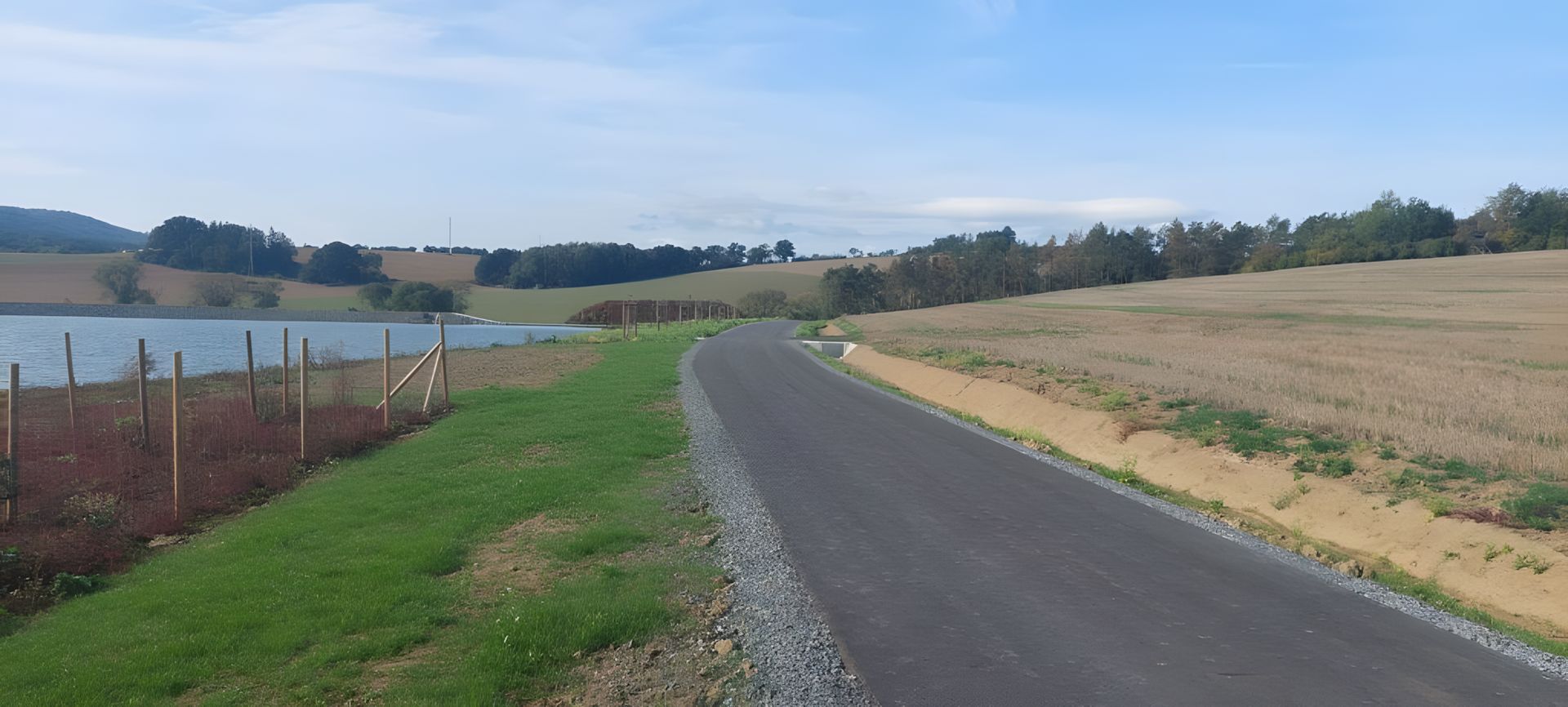 Vodní nádrž a polní cesta, Koloveč